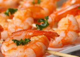 Brochetas de gambas marinadas