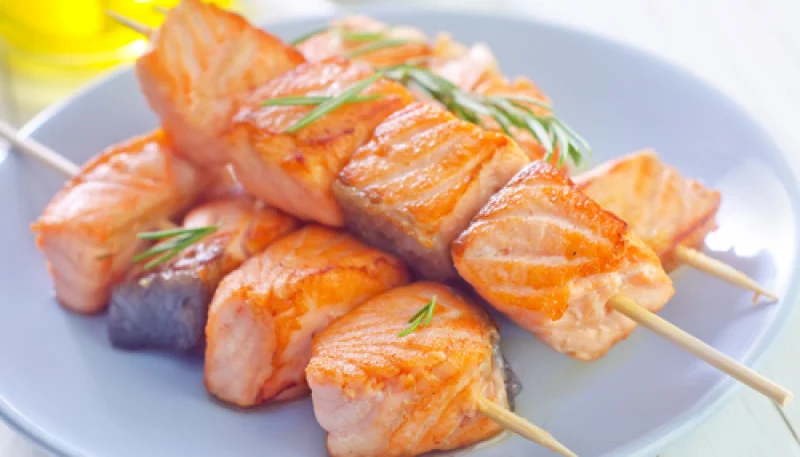 Brochetas de salmón