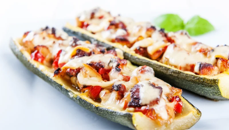 Calabacines rellenos de pollo