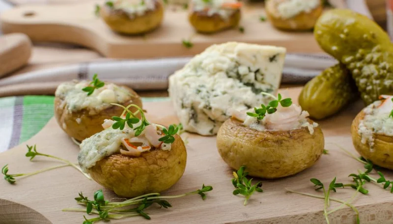 Champiñones con roquefort al horno