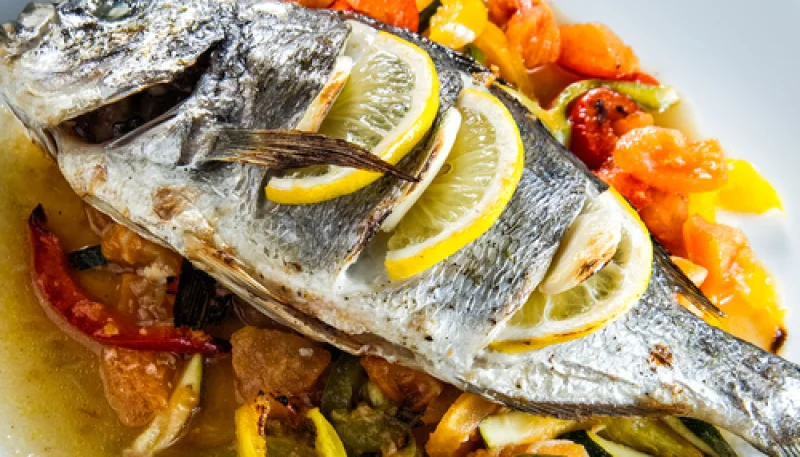 Dorada al horno con limón y hierbas