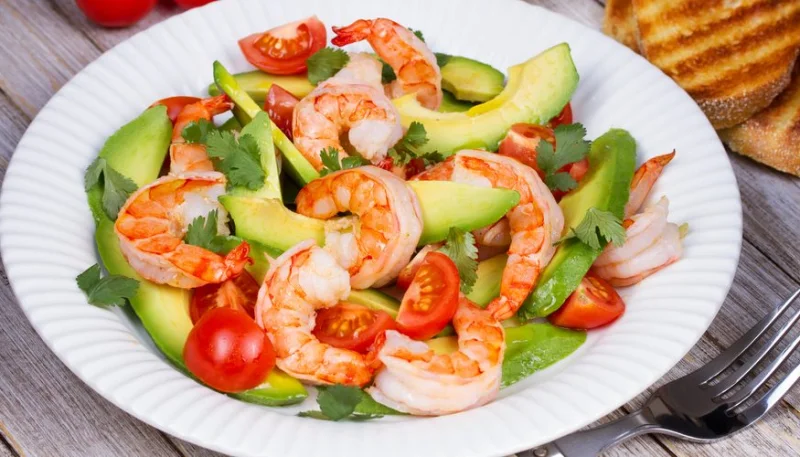 Ensalada de aguacate, gambas y tomates