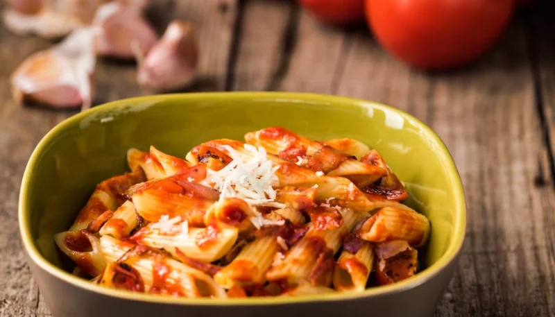 Macarrones con salsa de tomate y chorizo