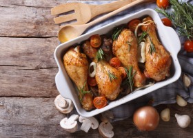 Muslos de pollo con tomates cherry y romero