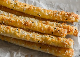 Palitos de Parmesano y sésamo