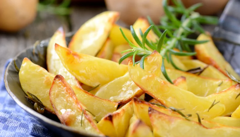 Patatas fritas caseras al horno