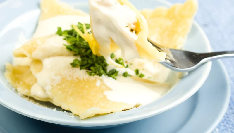 Ravioles de pollo con salsa de champiñones