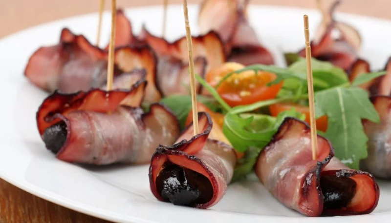 Rollitos de bacon y ciruelas