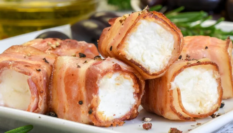 Rollitos de bacon y queso feta