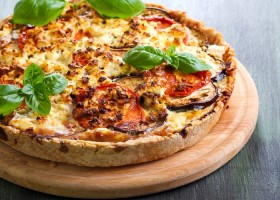 Tarta salada de berenjena, tomates y queso feta