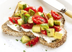 Tostada de aguacate y tomate
