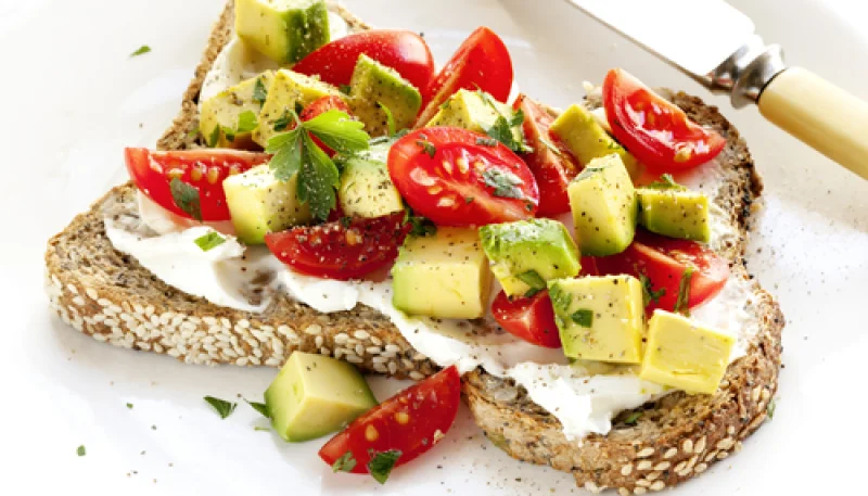 Tostada de aguacate y tomate