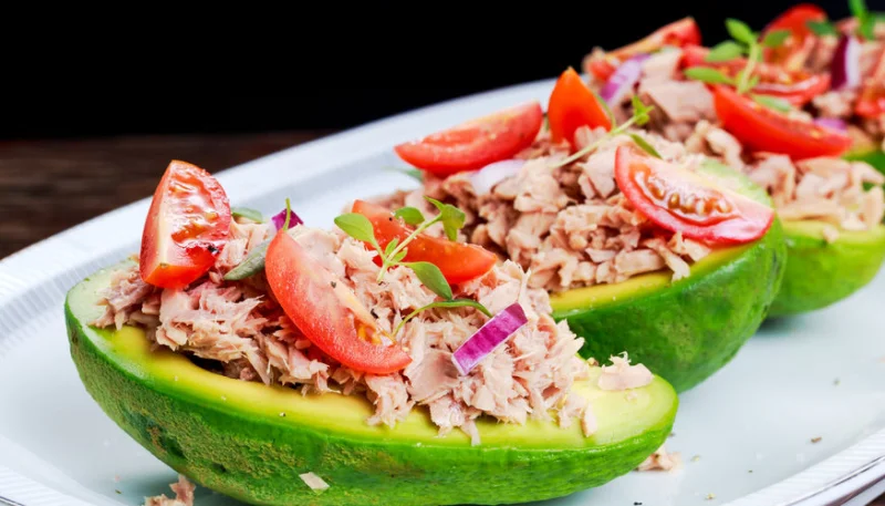 Aguacate relleno de atún