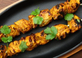 Brochetas de pollo al curry