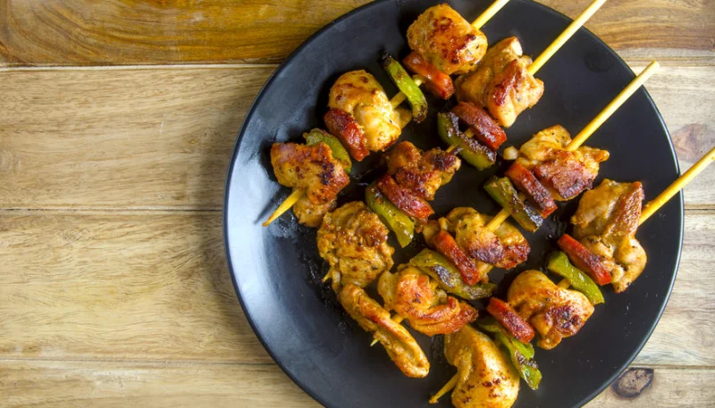 Brochetas de pollo con chorizo ​​y pimientos