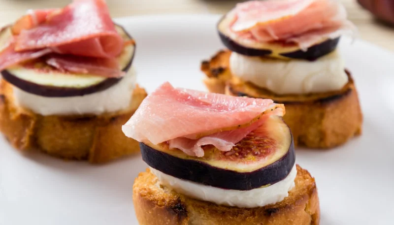 Canapé de higos, mozzarella y jamón