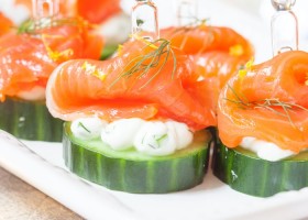 Canapés de pepino y salmón ahumado