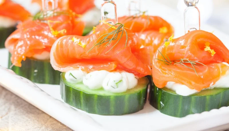 Canapés de pepino y salmón ahumado
