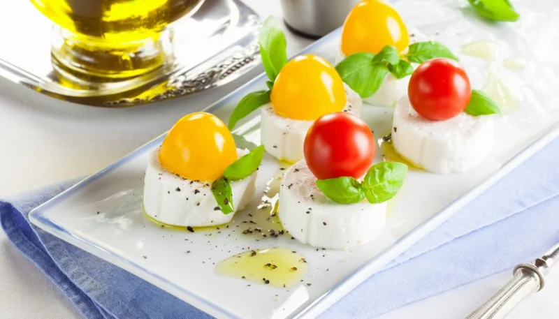 Canapés de queso de cabra y tomates cherry