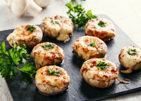 Champiñones rellenos de queso y hierbas aromáticas