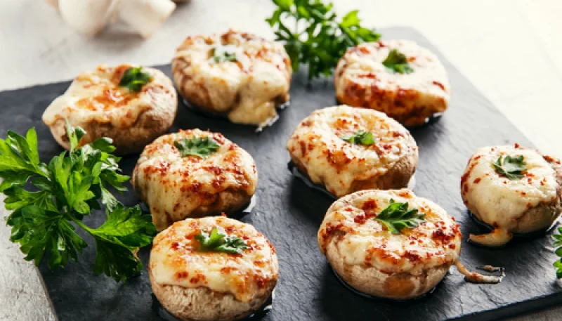 Champiñones rellenos de queso y hierbas aromáticas