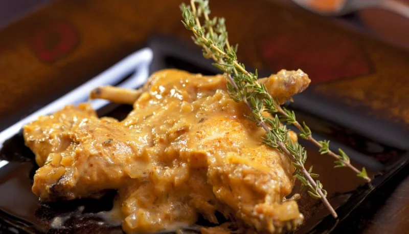 Conejo al curry y coco