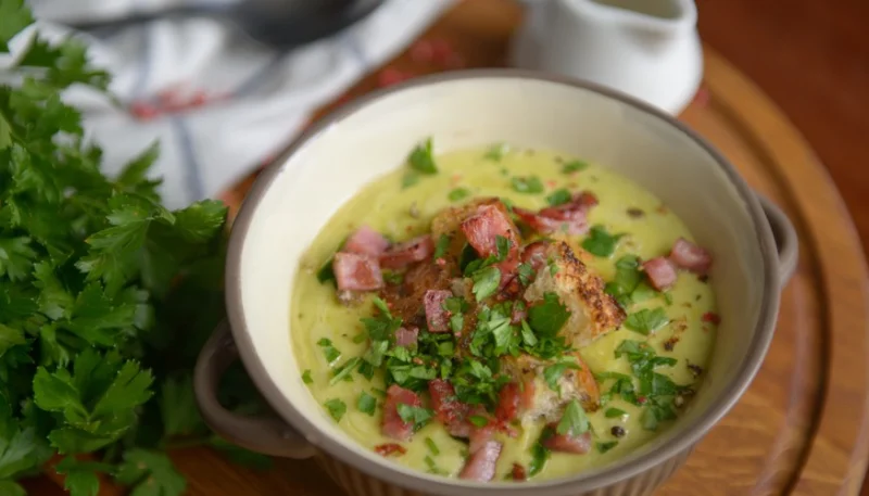 Crema de guisantes y puerros con menta