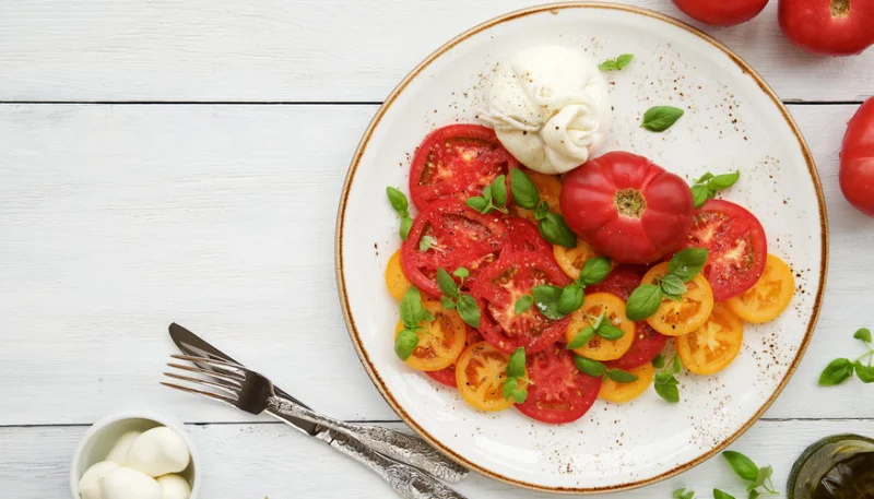 Ensalada de tomate y burrata