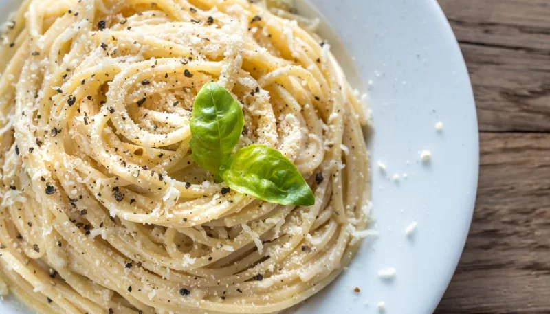 Espaguetis con queso y pimienta