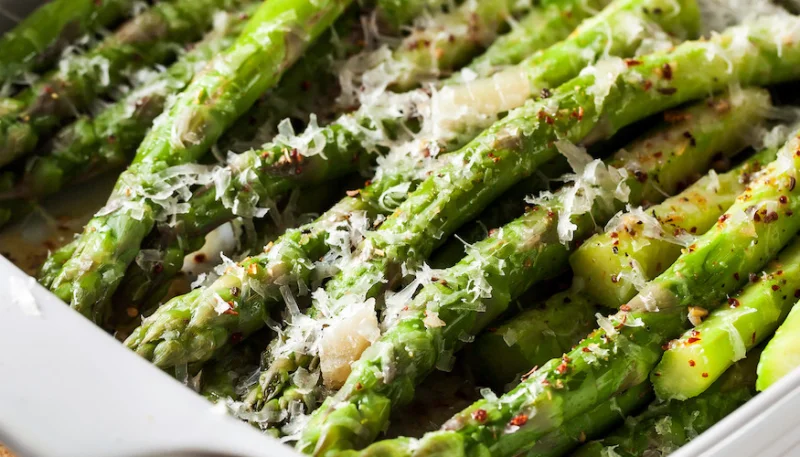 Espárragos al horno ​​con queso