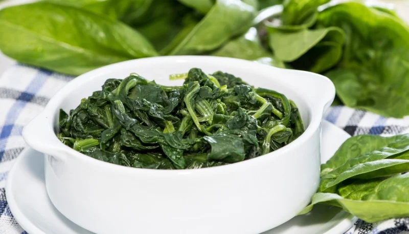 Espinacas a la crema de coco con cacahuetes