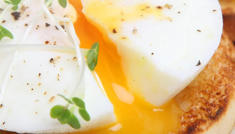 Huevos escalfados en el microondas