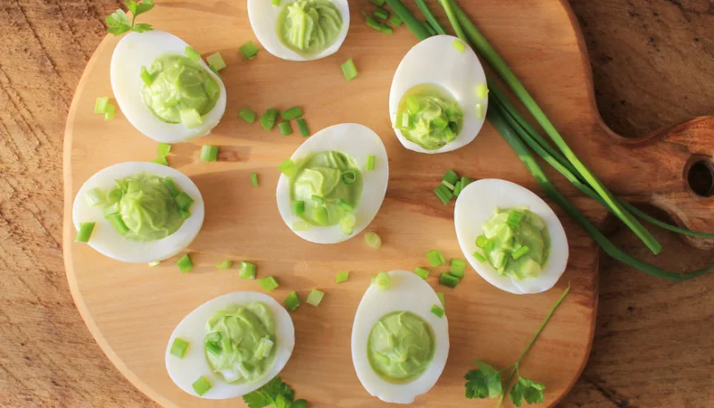 Huevos rellenos de aguacate