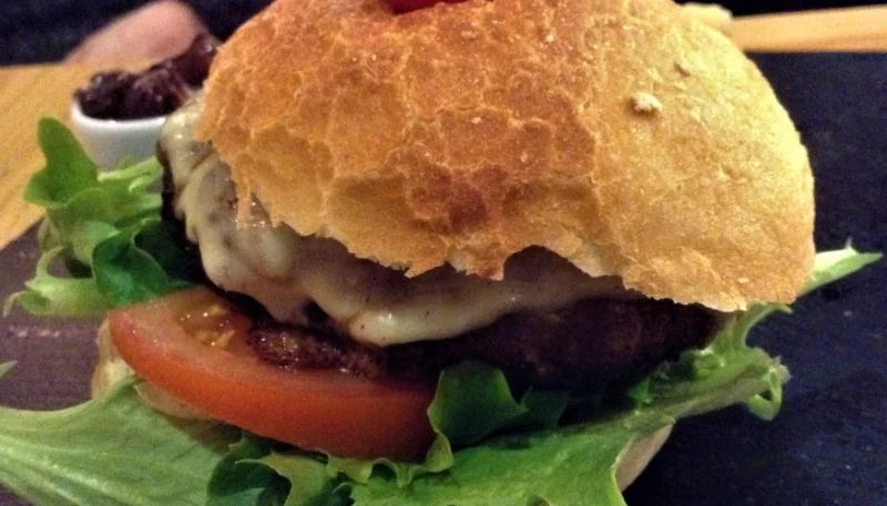 Hamburguesa con pollo y roquefort