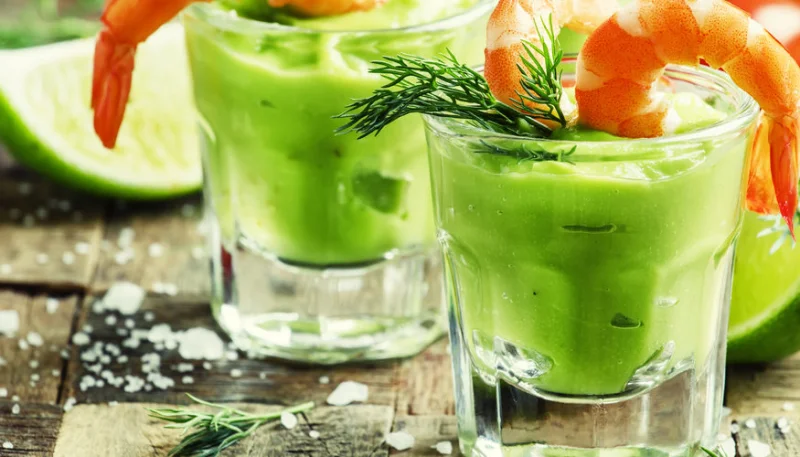 Mousse de aguacate con gambas