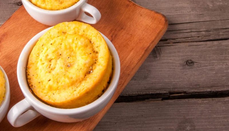 Mug cake salado con chorizo ​​y queso de cabra