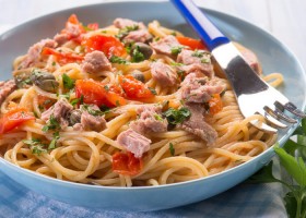 Pasta con atún y salsa de tomate