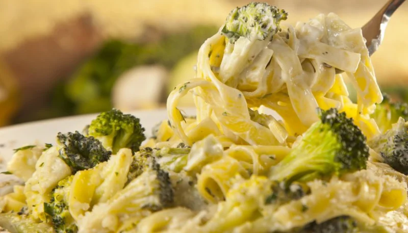 Pasta con brócoli y queso azul