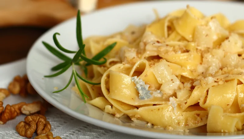 Pasta con queso azul y nueces