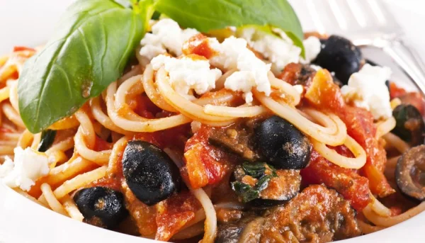 Pasta con queso de cabra y aceitunas