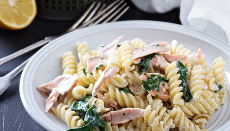 Pasta con salmón y espinacas