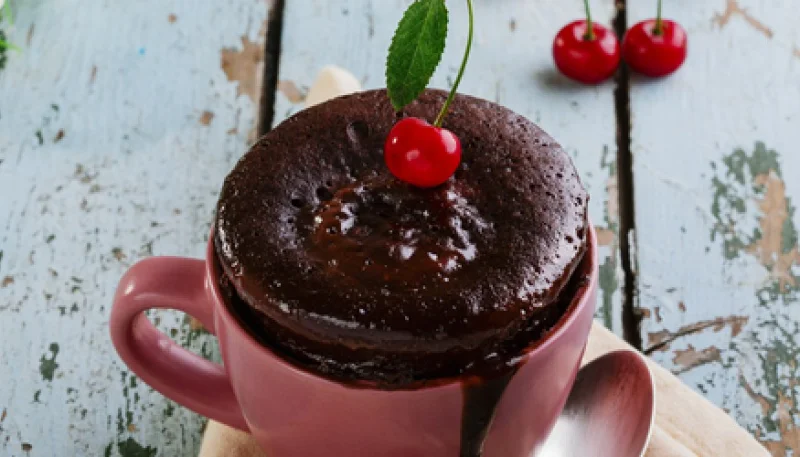 Pastel en taza de chocolate