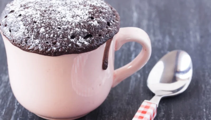 Pastel en taza de chocolate y corazón de caramelo