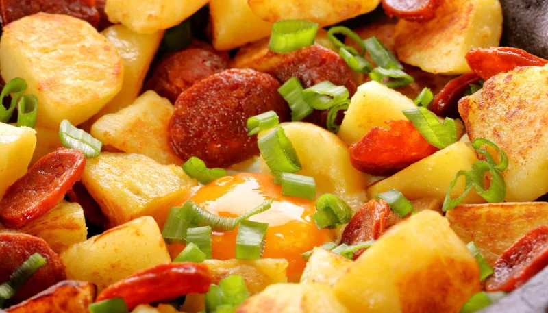 Patatas con huevo y chorizo