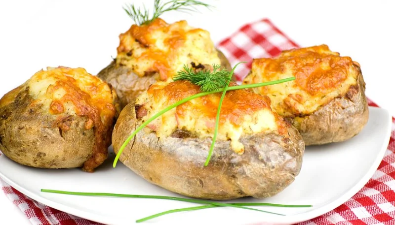 Patatas rellenas de jamón y queso