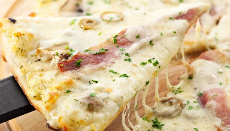 Pizza blanca de jamón y champiñones
