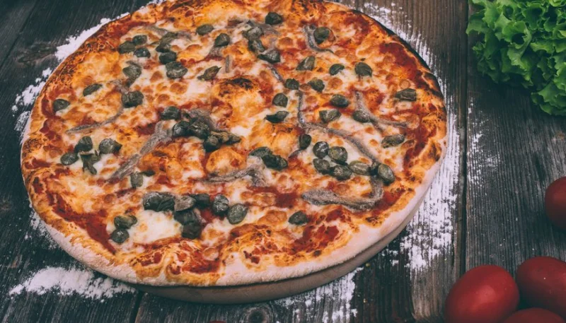 Pizza de anchoas y alcaparras