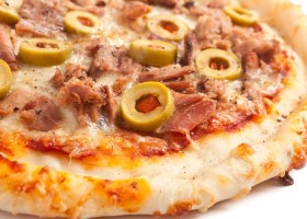 Pizza con atún