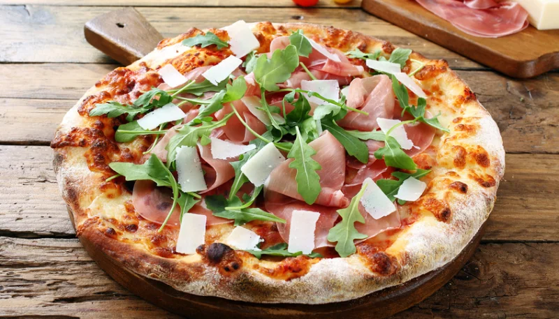 Pizza de jamón, rúcula y Parmesano