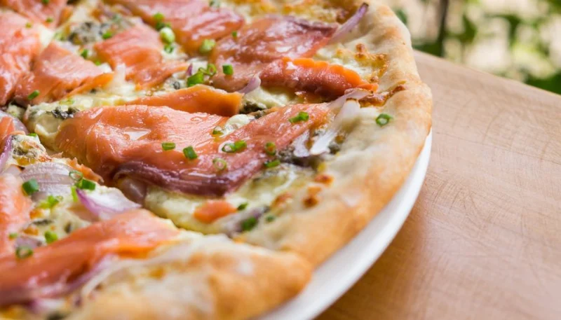 Pizza de salmón ahumado